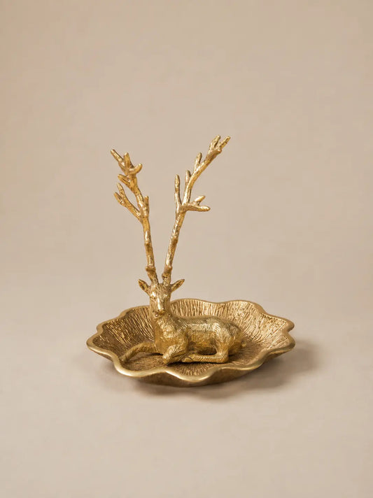 Plato Decorativo de Metal Dorado con Figura de Ciervo
