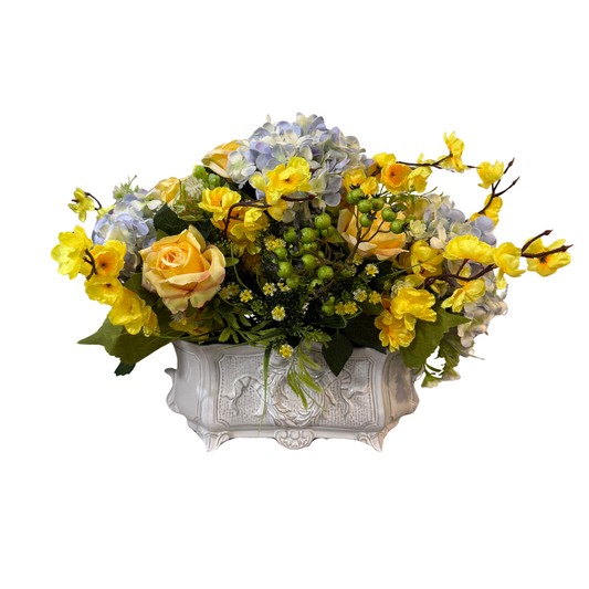 Jardinera Victoriana "Hortensias Azules" – Arreglo Floral con Rosas Amarillas y Bayas Silvestres