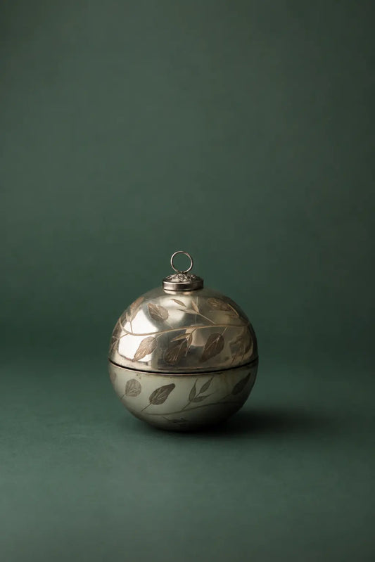 Vela Aromática en Esfera de Metal Plateado Grabado