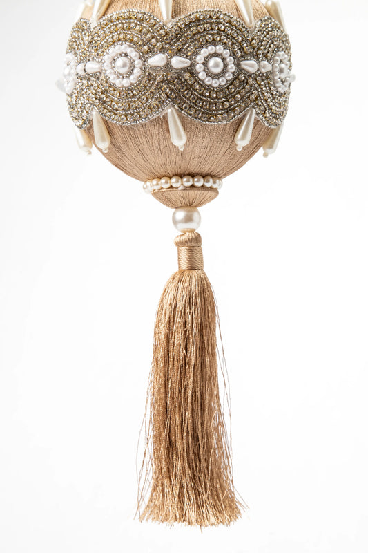 Esfera Navideña Dorada con Perlas y Borla 13cm